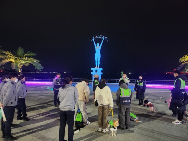 송도해수욕장 여신상 앞 순찰 코스와 중점사항을 설명하고 있다