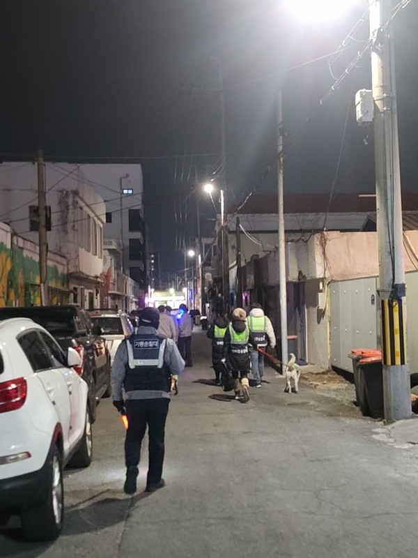 순찰대가 폐허가 중점사업 대상 지역과 공·폐가와 빈집이 밀집한 범죄 취약 구간을 점검하며 순찰하고 있다